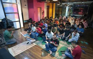 Karyawan KLY Gelar Salat Magrib dan Doa Bersama untuk Arie Basuki