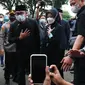 Gubernur Jawa Barat Ridwan Kamil dan istri Atalia Praratya menyapa awak media usai menerima jenazah putranya Emmeril Kahn Mumtadz atau Eril di Bandara Soekarno-Hatta, Minggu (12/6). Ridwan Kamil langsung membawa jenazah Eril menuju Bandung Jawa Barat untuk di makamkan. (Liputan6.com/Angga Yuniar)