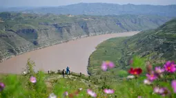 Para turis mengunjungi objek wisata di sepanjang Sungai Kuning di Wilayah Qingjian, Provinsi Shaanxi, China barat laut, pada 10 September 2020. (Xinhua/Shao Rui)