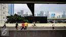 Keseruan saat sejumlah remaja bermain futsal di atas gedung di Pasar Mampang, Jakarta, Rabu (12/7). Karena minimnya lahan, bagian atas Gedung Pasar Mampang ini dimanfaatkan sejumlah remaja tersebut untuk bermain futsal. (Liputan6.com/Faizal Fanani)