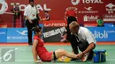 Tim medis memberikan pertolongan buat pebulutangkis Thailand, Ratchanok Intanon saat berlaga melawan Lindaweni Fanetri (Indonesia) di Total BWF Championships 2015 di Jakarta, Kamis (13/8/2015). (Liputan6.com/Helmi Fithriansyah)