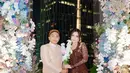 Di kesempatan itu, Celine memilih mengenakan kebaya kutubaru warna merah maroon yang elegan dari @wicaksonoajiofficial
