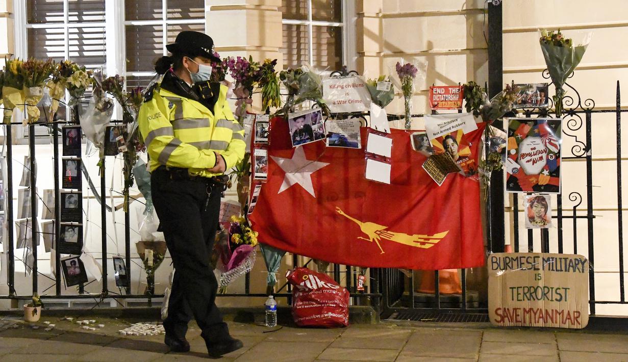 Petugas polisi berpatroli di luar gedung Kedutaan Besar Myanmar di London, Rabu (7/4/2021). Duta Besar Myanmar untuk Inggris, Kyaw Zwar Minn berdiri di luar gedung kedutaan yang telah dikunci dengan sejumlah polisi berjaga di sekitar kedutaan. (AP Photo/Alberto Pezzali)