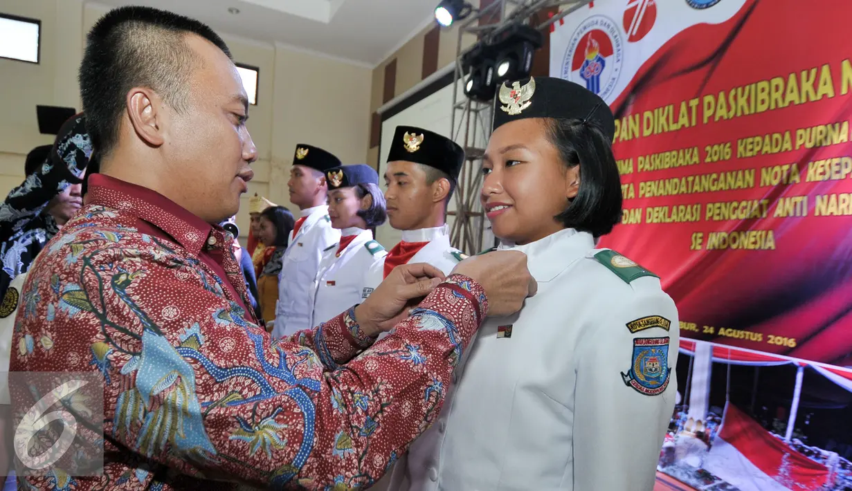 Menteri Pemuda dan Olahraga, Imam Nahrawi menyematkan pin kepada anggota Paskibraka 2016 di PPPON Kemenpora, Cibubur, Jakarta, Rabu (24/8). Menpora tutup diklat Paskibraka Nasional 2016 dan serah terima kepada purna Paskibraka. (Liputan6.com/Yoppy Renato)