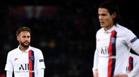 Pemain PSG, Neymar (kiri) dan Edinson Cavani pada laga Liga Champions kontra Galatasaray, Parc des Princes, Kamis (12/12/2019) dini hari WIB. (AFP/Franck Fife)