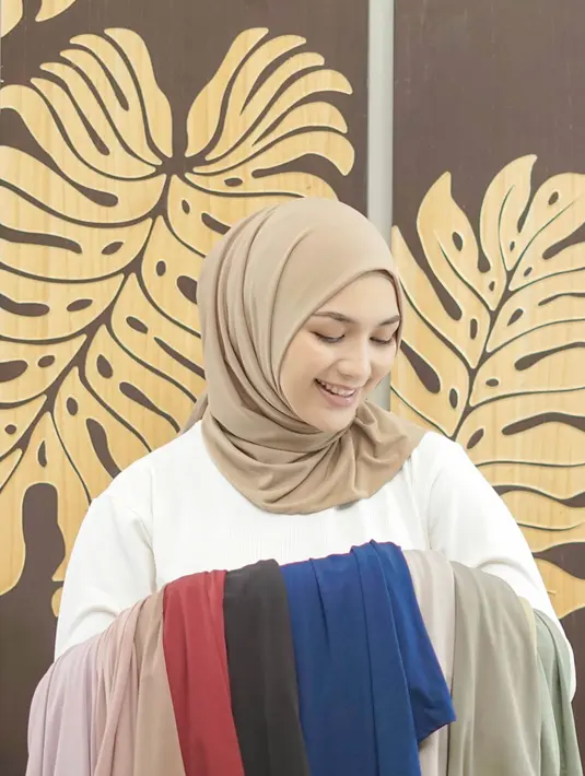 Citra Kirana bercerita bahwa ketika Ia mengenakan Instant Scarf dari Deyn banyak sekali yang penasaran dan disitulah muncul keinginan untuk mengenal lebih dekat dengan Deyn dan ikut andil dalam proses bertumbuhnya Deyn.  (Deyn Scarf)