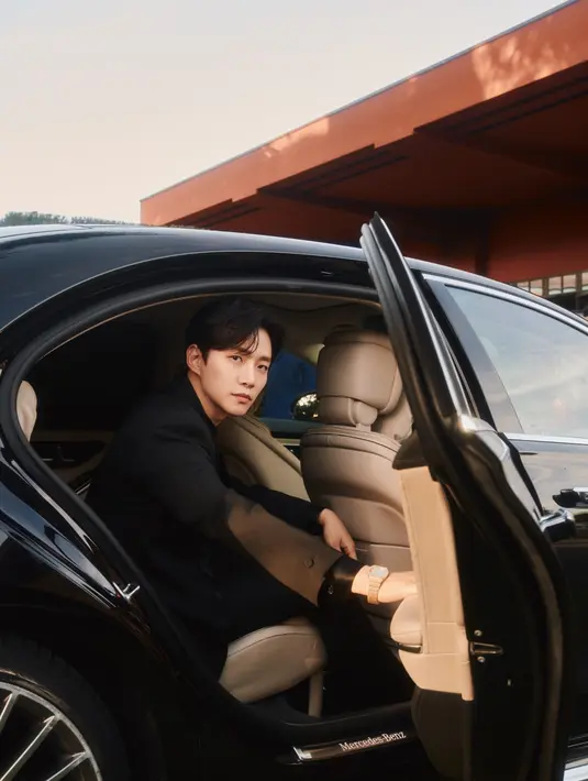 Ia memancarkan pesona CEO karismatik dengan pakaian formal dan aksesori serba Piaget. [Dok/Piaget]