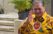 Airlangga Berikan Bunga Politik Merah-Kuning ke Puan Maharani