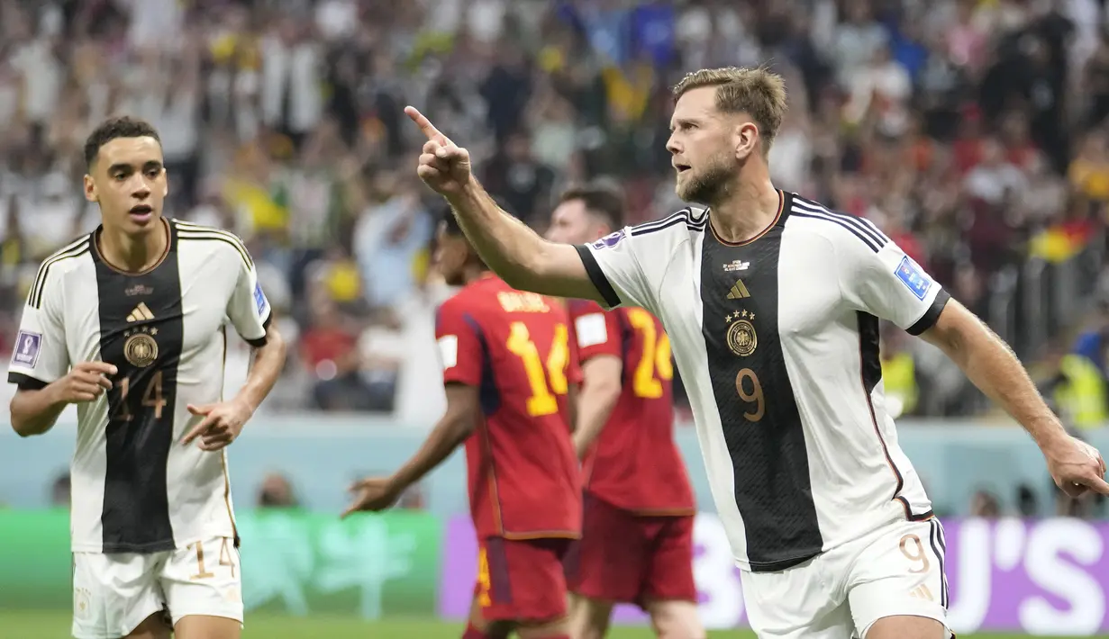 <p>Selebrasi pemain Timnas Jerman, Niclas Fullkrug (kanan)&nbsp;usai menjebol gawang Spanyol dalam pertandingan Grup E Piala Dunia 2022 yang berlangsung di Al Bayt Stadium, Qatar, Senin (28/11/2022). (AP Photo/Luca Bruno)</p>