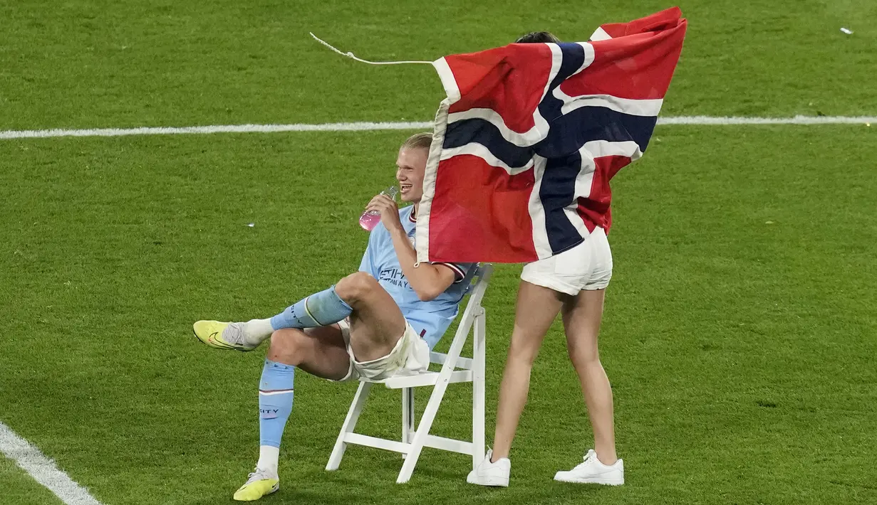 Pemain Manchester City, Erling Haaland, bersama kekasihnya Isabel Haugseng Johansen saat perayaan gelar juara Liga Champions di Ataturk Olympic Stadium, Istanbul, Minggu (11/6/2023). Erling Haaland tampil luar biasa dan mampu meraih treble winner di musim perdananya bersama City.  (AP Photo/Thanassis Stavrakis)