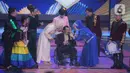 Penyanyi dangdut senior Hamdan ATT mendapatkan penghargaan Lifetime Achievement dalam acara Indonesian Dangdut Awards 2021 di Studio 5 Indosiar, Jakarta, Rabu (1/12/2021). Penghargaan diberikan atas dedikasi Hamdan ATT untuk musik dangdut di tanah air. (Liputan6.com/Faizal Fanani)