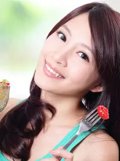 Ilustrasi makan sayur. Shutterstock/aslysun