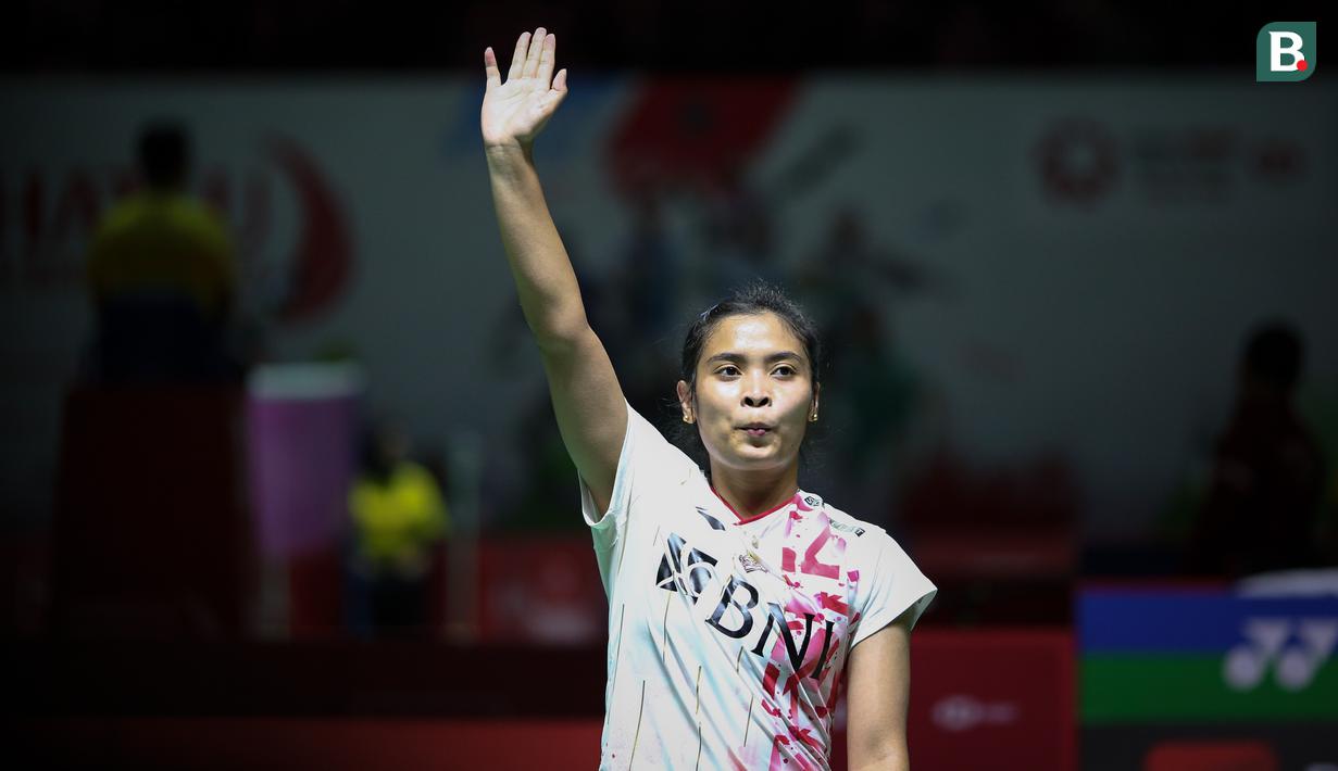 Pada game kedua, laga berjalan lebih ketat karena sempat terjadi 5 kali skor yang sama antar keduanya. Setelah skor 16-16, Greoria terus melaju dan akhirnya kembali merebut game kedua dengan skor 21-17. Gregoria Mariska Tunjung pun lolos ke perempatfinal untuk menghadapi wakil Cina lainnya, Han Yue yang lolos setelah menang atas Saina Nehwal (India). (Bola.com/Bagaskara Lazuardi)