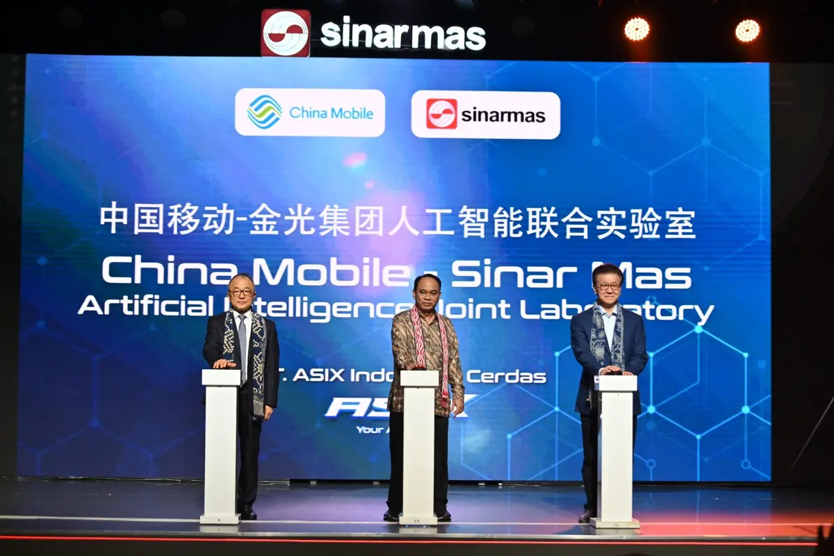 Executive Vice President China Mobile Communications Group Co., Ltd Gao Tongqing, Menteri Komunikasi dan Informatika Budi Arie Setiadi  dan Sinar Mas Board Member Franky O. Widjaja meresmikan kerjasama strategis antara Sinar Mas dan China Mobile.