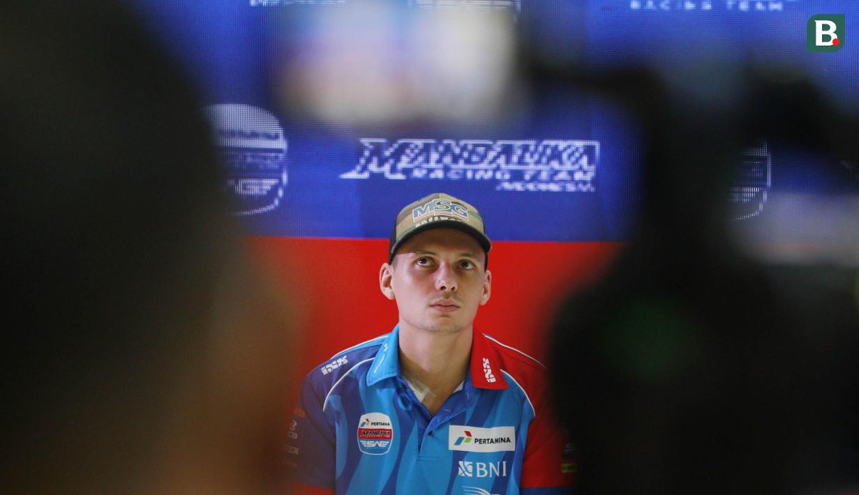 Bagi Bo Bendsneyder, pembalap asal Belanda berusia 23 tahun, musim 2022 ini merupakan musim kelimanya berlaga di ajang Moto2 sejak 2018 dan menjadi musim kedua bersama Pertamina Mandalika SAG Team. Musim 2021 lalu ia berada di posisi 16 pada klasemen akhir. (Bola.com/M Iqbal Ichsan)