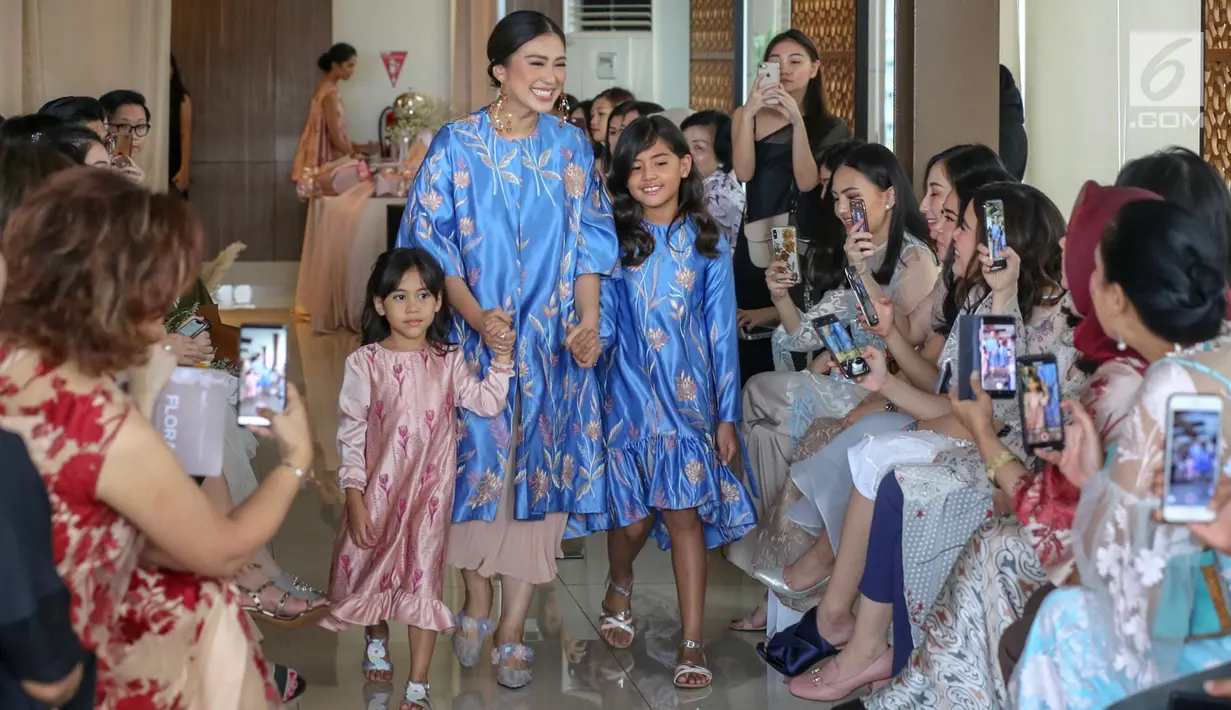 Tyna Kanna Mirdad mengenakan busana hasil rancangannya bersama Cynthia Vicario saat acara fashion show bertajuk Flora di Menteng, Jakarta, Kamis (9/5/2019). Fashion show bertajuk FLORA menampilkan 20 busana model couture dan ready to wear. (Liputan6.com/Fery Pradolo)