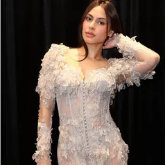 Gaya Valerie Thomas Tampil Pantsless. [@valerieethomas]