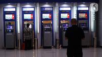 Nasabah melakukan transaksi di gerai ATM, Tangerang, Banten, Kamis (4/11/2021). Layanan BI-Fast Payment bakal menggantikan Sistem Kliring Nasional Bank Indonesia (SKNBI) yang selama ini dipakai untuk mewadahi transaksi antarbank. (Liputan6.com/Angga Yuniar)