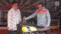 Presiden RI, Joko Widodo bersama Menteri Perindustrian Airlangga Hartarto melihat salah satu motor customs yang dipamerkan pada Indonesia International Motor Show 2018 di JIExpo, Jakarta, Kamis (19/4). (Liputan6.com/Helmi Fithriansyah)