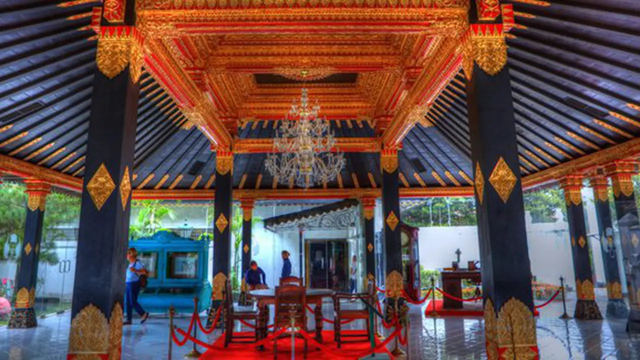 Pernikahan lebih sakral dengan tema keraton/copyright: indonesia-tourism.com