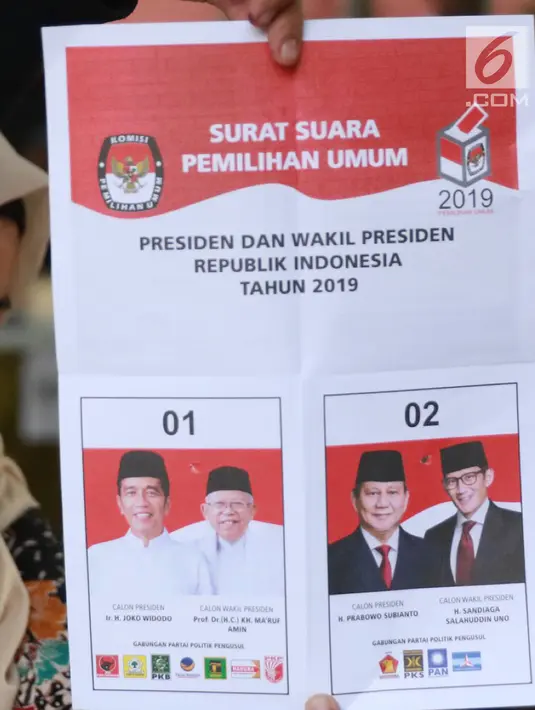 Petugas menunjukkan surat suara Pemilu 2019 di TPS 079 Panti Sosial Bina Laras Harapan Sentosa 2, Jakarta, Rabu (17/4). Di TPS tersebut, pasangan nomor urut 01 memperoleh 61 suara, pasangan nomor urut 02 memperoleh 55 suara, sementara suara tidak sah sebanyak 88 suara. (Liputan6.com/Immanuel Antoniu