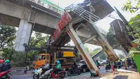 Sebuah truk  truk towing pengangkut alat berat (crane)  tersangkut dan merusak  jembatan penyeberangan orang (JPO) di Jalan Raya Kapten Tendean, Jakarta, Selasa (14/07/2026).