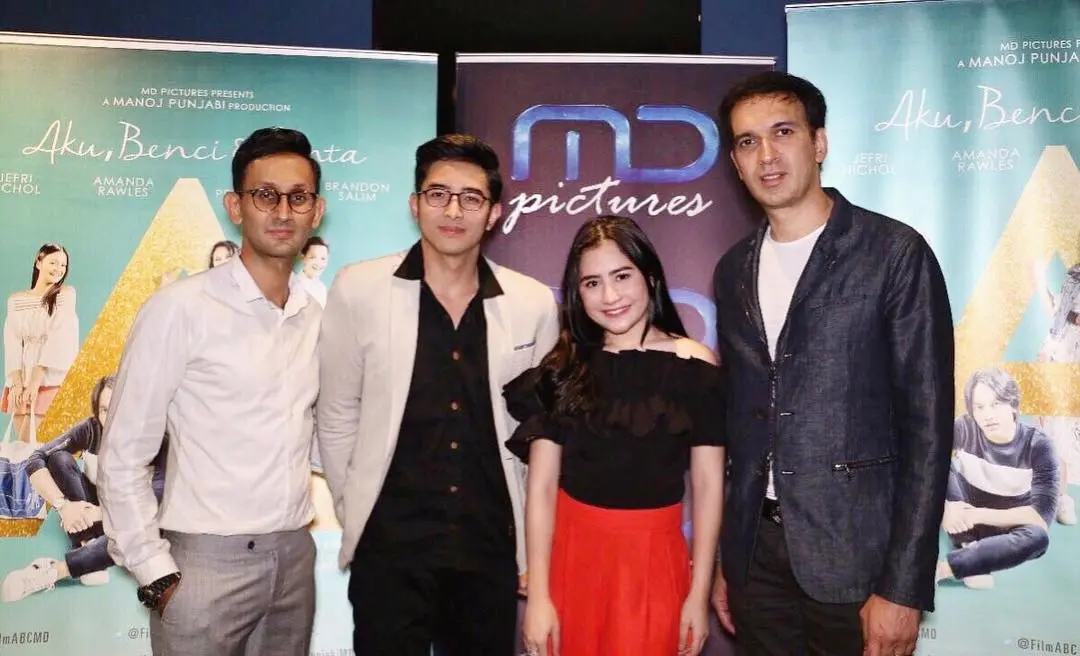 Dokter Aditya Surya Pratama bersama Manoj Punjabi, Prilly Latuconsina, dan Sanjay Mulani. (Instagram - @adityaspratama)