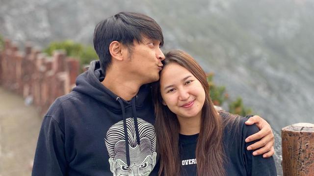 7 Potret Reiner Manopo dan Istri Saat Liburan, Tampil Simpel - Hot ...