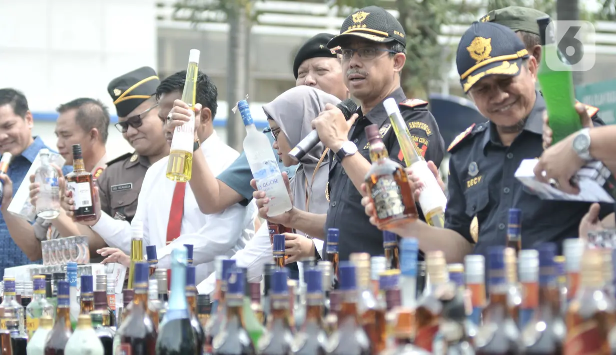 Dirjen Bea Cukai, Heru Pambudi memberikan keterangan saat pemusnahan munuman keras dan rokok ilegal di Jakarta, Kamis (19/12/2019). Kerugian negara ditaksir mencapai Rp 5.524.632.922 yang seluruhnya merupakan hasil penindakan periode tahun 2017-2019. (merdeka.com/Iqbal S Nugroho)