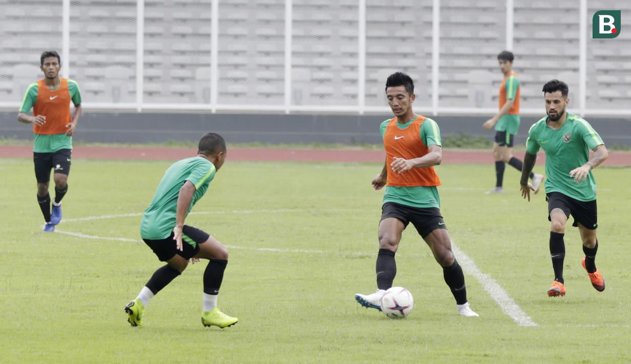 Pemain Timnas Indonesia, Bayu Pradana, mengontrol bola saat latihan di Stadion Madya Senayan, Jakarta, Rabu (21/11). Latihan ini persiapan jelang laga Piala AFF 2018 melawan Filipina. (Bola.com/M. Iqbal Ichsan)