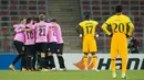 Pemain LASK merayakan gol yang dicetak Mamoudou Karamoko ke gawang Tottenham Hotspur pada laga lanjutan Liga Europa di Linzer Stadium, Jumat (4/12/2020) dini hari WIB. Tottenham bermain imbang 3-3 lawan LASK. (AFP/Vladimir Simicek)