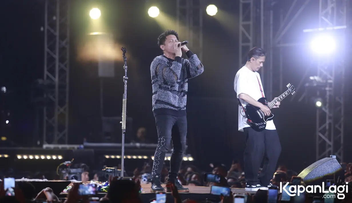 Dalam konser penutup tersebut, hadir juga orang nomor satu di Indonesia, Presiden Jokowi dan Ibu Iriana. Tak lupa, vokalis band tersebut, Ariel menyapa Presiden yang menyempatkan hadir. [Foto: KapanLagi.com/Bayu Herdianto]
