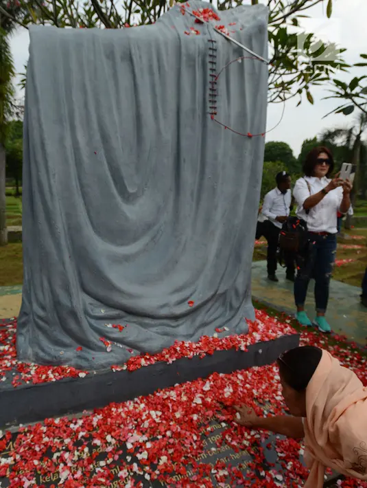 Aktivis Rembuk Nasional Aktivis (RNA) 98 menaburkan bunga di makam korban kerusuhan 98 di TPU Pondok Rangon, Jakarta, Selasa (14/5/2019). 21 tahun tragedi Mei 98 mengisahkan kenangan pilu bagi keluarga korban di mana saat itu diperkirakan 1.217 orang tewas dalam kerusuhan. (merdeka.com/Imam Buhori)