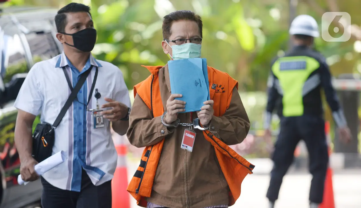 Tersangka mantan Kadis PUPR Kabupaten Mojokerto, Zaenal Abidin memasuki Gedung KPK untuk pemeriksaan di Jakarta, Selasa (7/4/2020). Zaenal Abidin diperiksa sebagai tersangka dalam kasus gratifikasi dari rekanan pelaksana proyek-proyek di lingkungan Pemkab Mojokerto. (merdeka.com/Dwi Narwoko)
