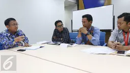 Suasana pertemuan antara warga Pulau Pari dengan pihak Ombudsman Republik Indonesia (ORI) di Gedung Ombudsman RI, Jakarta, Senin (6/3). Pada pertemuan tersebut warga Pulau Pari menyerahkan berkas terkait kepemilikan tanah. (Liputan6.com/Helmi Afandi)