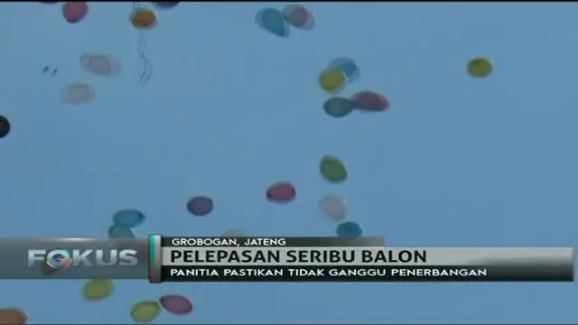Komunitas Wisata Grobogan menerbangkan seribu balon di Bukit Cinta Jatipohon, Grobogan, Jawa Tengah.
