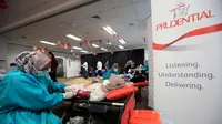 Karyawan Prudential Indonesia melakukan donor darah pada acara donor darah di Prudential Centre, Mal Kota Kasablanka, Jakarta (30/05/2023) (Liputan6.com)