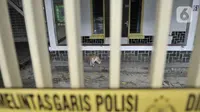 Seekor kucing terlihat di halaman rumah yang dijadikan klinik aborsi ilegal di Jalan Paseban Raya, Jakarta, Minggu (16/2/2020). Polda Metro Jaya membongkar praktik klinik aborsi ilegal yang sudah beroperasi sejak 2018 silam pada Jumat, 14 Februari 2020. (merdeka.com/Iqbal S Nugroho)