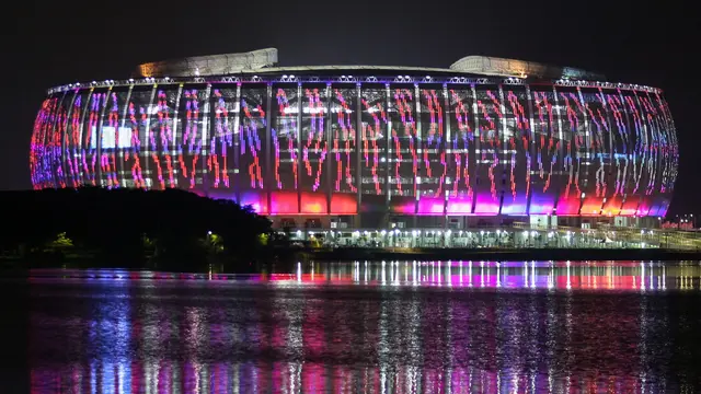 Foto: Menikmati Keindahan Jakarta International Stadium yang Bermandikan Cahaya dari Danau Cincin