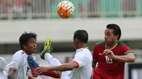 Pemain depan Timnas Indonesia U-22, Ezra Walian (kanan) berebut bola dengan pemain Myanmar saat laga persahabatan di Stadion Pakansari, Kab Bogor, Selasa (21/3). Timnas Indonesia U-22 kalah 1-3 dari Myanmar. (Liputan6.com/Helmi Fithriansyah)