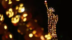 Labu berbentuk Patung Liberty yang disinari cahaya pada pameran Great Jack O'Lantern Blaze di Van Cortlandt Manor, New York, Sabtu (14/10). The Great Jack O'Lantern Blaze ini dipamerkan selama 25 hari pada Oktober - awal November. (TIMOTHY A. CLARY/AFP)