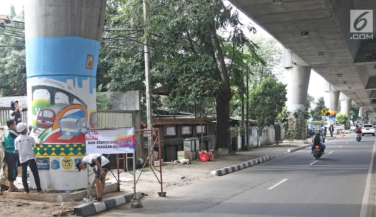 Suasana pembuatan mural di bawah Jalan Layang Non-tol Antasari, Jakarta, Sabtu (10/3). Sebanyak 63 tiang akan dilukis mural oleh perwakilan dari SMA dan SMK di Jakarta untuk mempercantik kawasan tersebut. (Liputan6.com/Herman Zakharia)