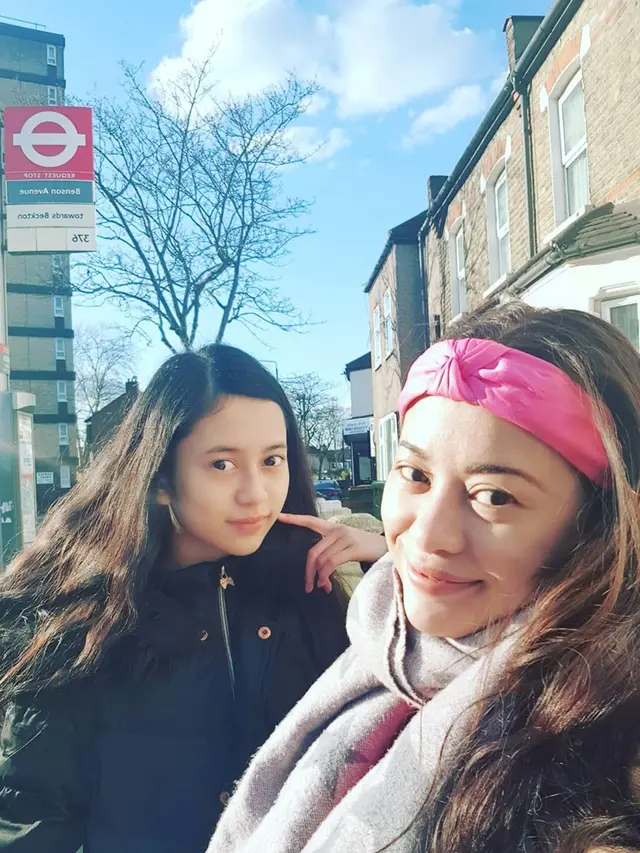 Tinggal di London, Ini 7 Potret Angie Virgin dan Anak Sulungnya