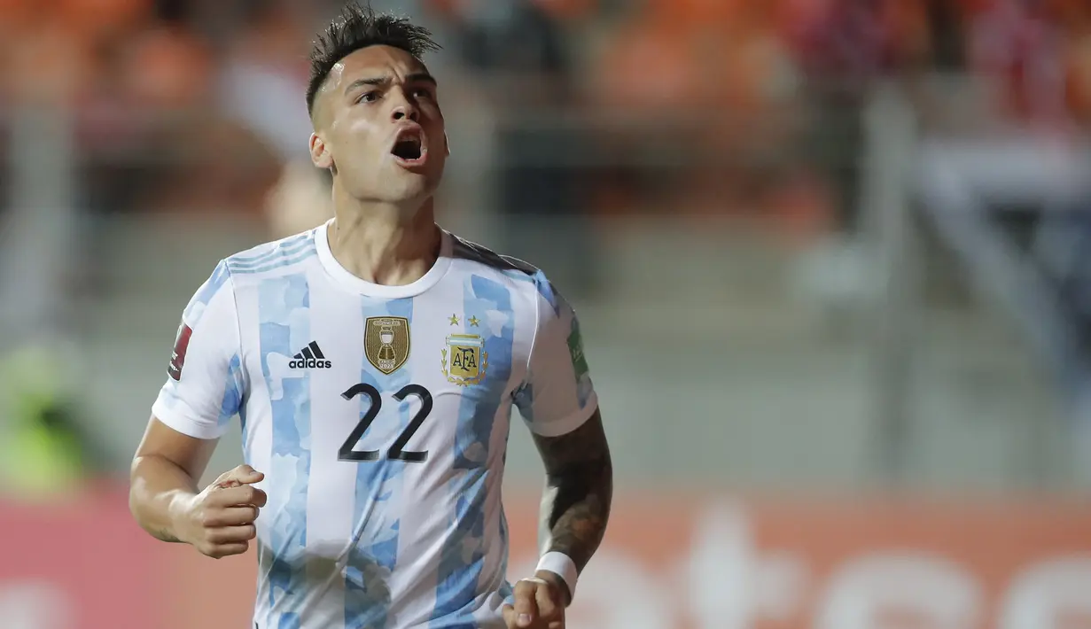 Lautaro Martinez. Pada putaran final Piala Dunia 2022, Grup C dihuni oleh oleh Argentina, Arab Saudi, Meksiko dan Polandia. Striker Argentina berusia 24 tahun, Lautaro Martinez menjadi pemain dengan nilai pasar tertinggi dari seluruh pemain di Grup C dengan nilai 75 juta Euro atau setara Rp1,1 triliun, mengalahkan rekannya Lionel Messi yang hanya memiliki nilai pasar senilai 50 juta euro. Bersama Timnas Argentina ia telah mengoleksi 38 caps dengan torehan 20 gol dan 6 assist sejak melakukan debut pada 27 Maret 2018. (AFP/Pool/Javier Torres)