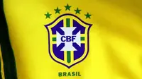 Logo di dada kiri kostum Timnas Brasil dengan bintang limanya yang menandakan jumlah trofi Piala Dunia yang pernah "Tim Samba" peroleh. Foto diambil di Leipzig, 9 Desember 2005. AFP PHOTO