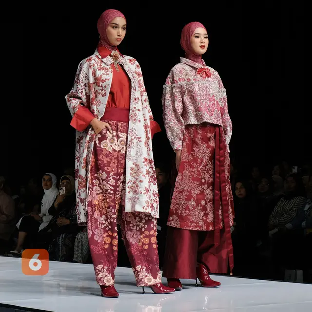 Koleksi baju Lebaran desainer Ria Miranda di opening show Garis Poetih Raya Festival 2025 di Jakarta Selatan, 16 Januari 2025. (Liputan6.com/Asnida Riani)