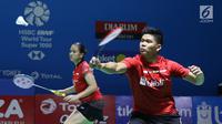 Ganda campuran Indonesia, Praveen Jordan/Melati Daeva Oktavianti mengembalikan kok ke arah Lee Chun Hei Reginald/Chau Hoi Wah (Hong Kong) pada Indonesia Open 2018 di Istora GBK Jakarta, (3/7). (Liputan6.com/Helmi Fithriansyah)