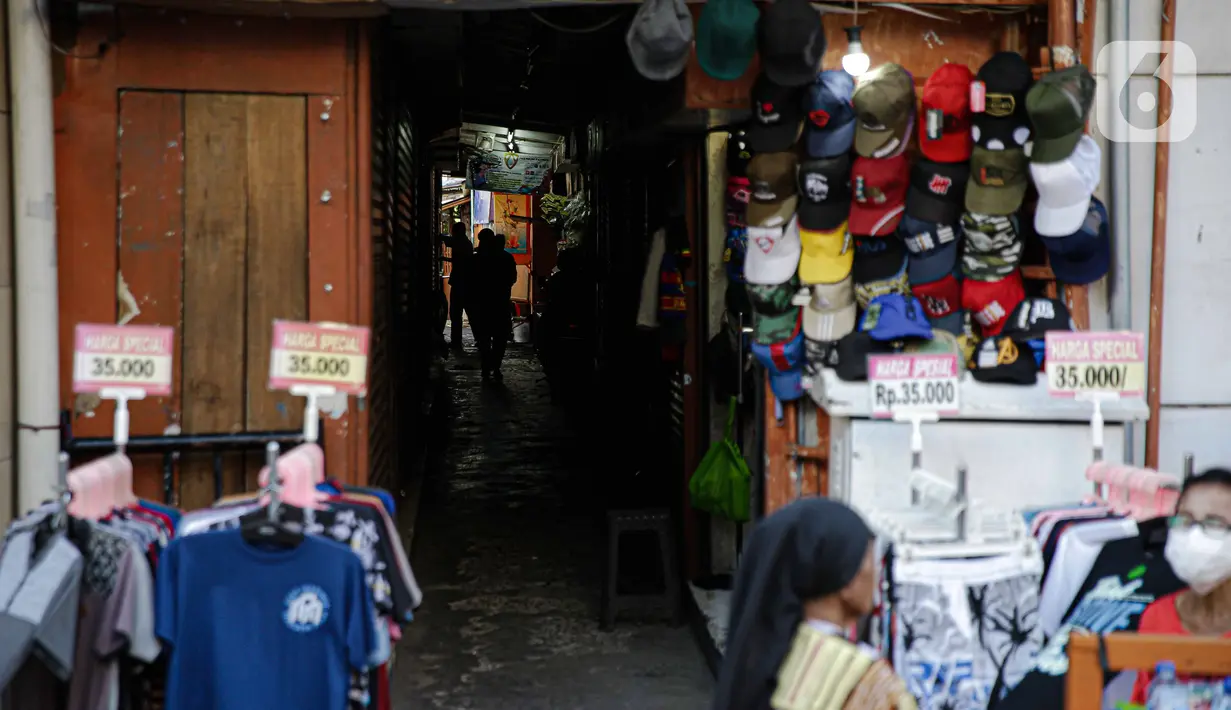 Kondisi kios yang berada di kawasan Pasar Baru, Jakarta, Sabtu (14/8/2021). Pemerintah resmi menanggung Pajak Pertambahan Nilai (PPN) 10 persen atas sewa toko atau gerai para pedagang eceran (sewa toko bebas PPN) untuk mendorong dunia usaha bertahan dari krisis pandemi. (Liputan6.com/Faizal Fanani)