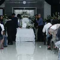 Suasana langit mendung mengiringi proses kremasi pria yang mengawali kariernya dari juru kamera ini. Sebelum dikremasi, diadakan prosesi kebaktian dan penghormatan terakhir. (Nurwahyunan/Bintang.com)