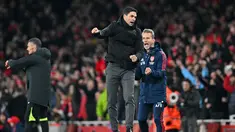 Pelatih Arsenal, Mikel Arteta merayakan kemenangan timnya usai pertandingan melawan Manchester United pada lanjutan Liga Inggris di Stadion Emirates di London (22/1/2023). Arsenal menang dramatis atas Manchester United 3-2. (AFP/Glyn Kirk)